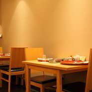 店内はカウンターとテーブル席とに分かれており、テーブル席は落ち着いて食事ができるようになっています。