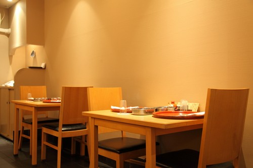 壁側のテーブル席でゆったりとくつろぐひととき