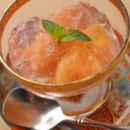 甘さが控えめの愛知産イチジクに、白ワインを加えて煮詰めることで、コクを引き出したデザートです。イチジクを崩れる手前くらいまで炊いた後、残った汁をジュレにして一緒に食べると一層深い味わいが楽しめます。