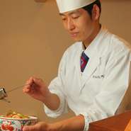 食事が楽しいのは、料理のみならず、場の設えや雰囲気、相手との会話といったすべてが充実しているからこそ。そのため私は料理だけでなく、「食事をする空間」そのものを楽しめるよう、心配りをしています。