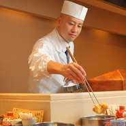 てんぷらはもともと日本人にとって庶民の食であり、江戸のファーストフードとして食べる気軽なものでした。そうした背景を大切に、誰もが食べたい時に気軽に入れる店づくりを心がけています。　