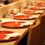 お店のメインはなんといっても中央にある白木のカウンター。目の前でてんぷらを揚げる姿や食材の話などを楽しみながら、いただく料理の味はまた格別。気心しれた相手との会話とともに特別な夜をお過ごしください。