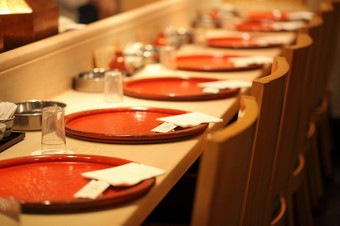 カウンターで会話を楽しみながら料理に舌鼓をうつのも一興です