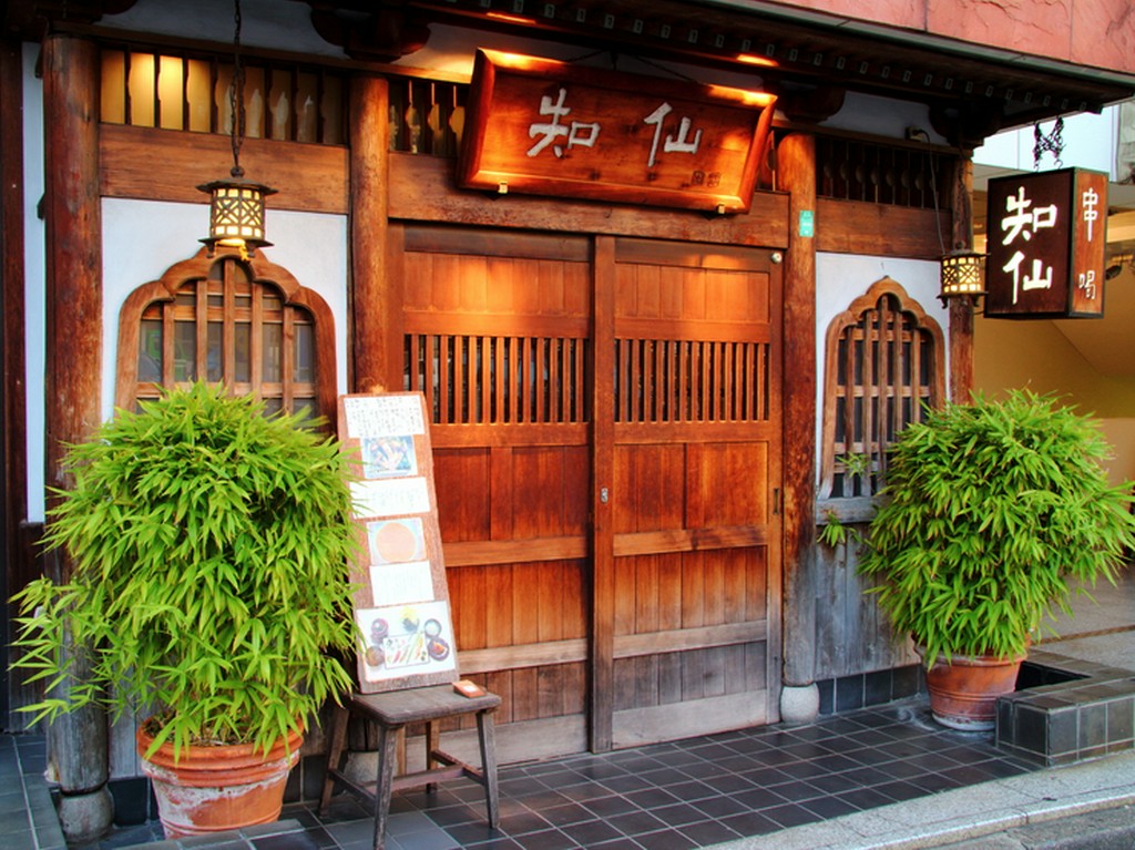 華やかな六本木の街に佇む、禅寺風門構えの日本料理店