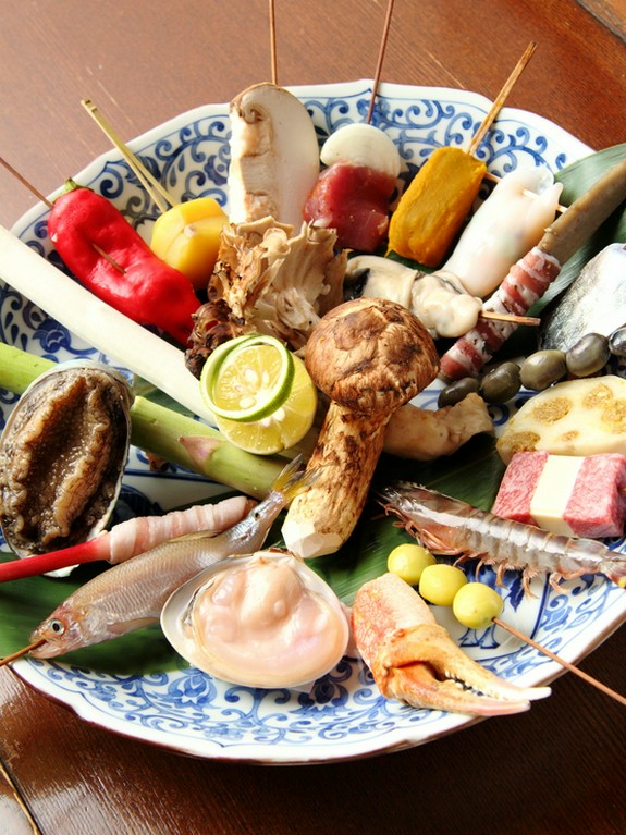 料理長自らが毎日築地へ足を運び、旬の食材に目を光らせています