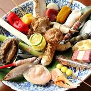 食材の持ち味を最大限に生かした料理を提供する【串喝　知仙】は、その食材選びに妥協はしません。旬の国産食材はもちろんのこと、魚介やきのこなどは、養殖は使わず天然ものにこだわっています。
