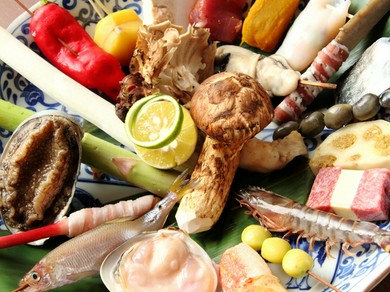 料理長自らが毎日築地へ足を運び、旬の食材に目を光らせています