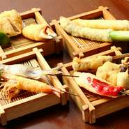 衣やパン粉、油にこだわり、油っこさが後を引かない串揚げ料理が自慢の【串喝　知仙】。こだわりの食材は旨みがたっぷり含まれているので、味付けは薄味。食材によっては下味を丁寧に施し、手間ひまかけた串も。