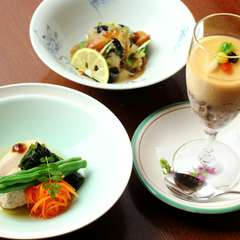 箸休めの小鉢料理にも、旬の味覚が詰まっています