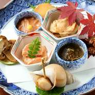 キノコや魚介等、養殖は使わず天然ものにこだわった旬の食材が並ぶ『八寸』。コースでも、単品でも注文可能
