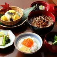 フリーズドライにした山形産のなめこを、麺中に打ち込んでつくった知仙オリジナル。創業以来変わらぬ人気。