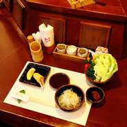 【知仙】では、料理人がお客様の目の前で串を揚げて提供しています。串揚げや小鉢を置くごとに、食材や味わいのポイントの解説もしています。身も心もゆったりと料理を堪能してください。