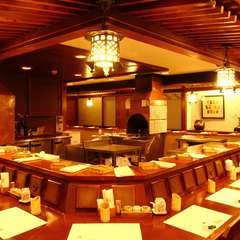 店内中央に構える、コの字型のカウンター席。