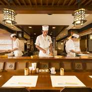 空間、食事、そしてお酒など、食と雰囲気の一体感を楽しんでいただけるお店。古都鎌倉を彷彿とさせる落ち着いた店内は、接待や友人との会食、デートなどさまざまなシーンでゆったりとご利用いただけます。