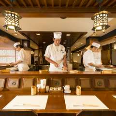 臨場感あふれるカウンターで過ごす、上質なひと時