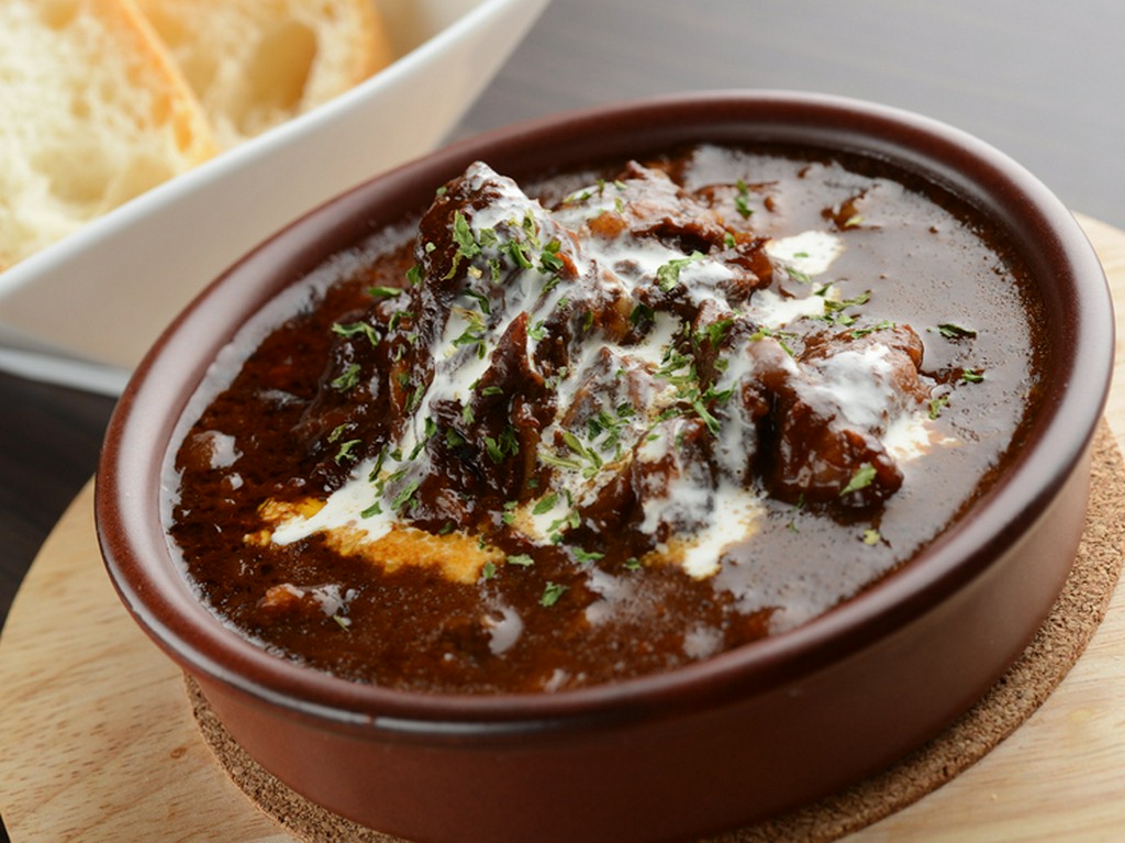 A5ランクの三重牛使用！　『牛スジ肉の赤ワイン煮』