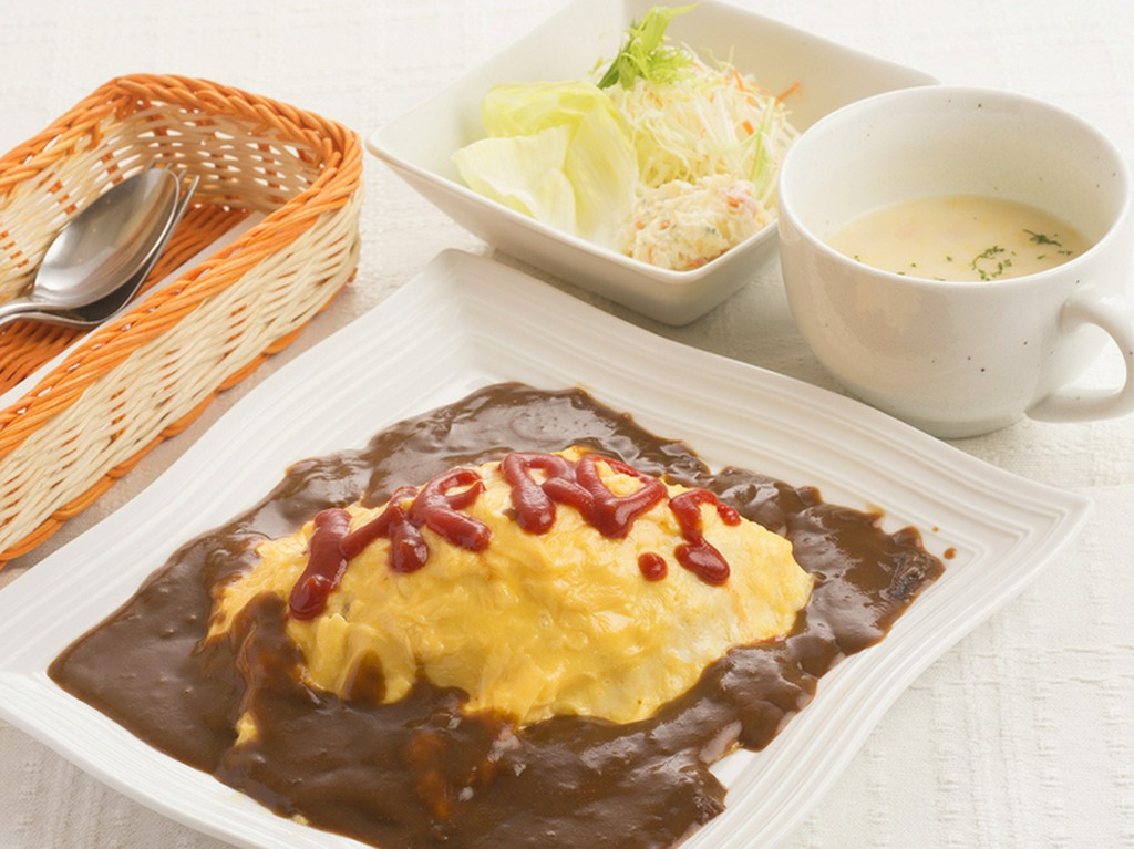 卵がトロトロな『オムライスプレート　サラダ付き』