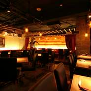 間接照明が効果的な、おしゃれで広々とした空間の店です。40～60名様までの貸切りが可能も可能なので、宴会や同窓会にも最適。大切な日の素敵な思い出づくりのために、おいしい料理とドリンクでもてなします。