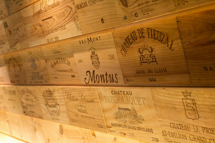 ワインの木箱を使った壁など内装にもこだわっています