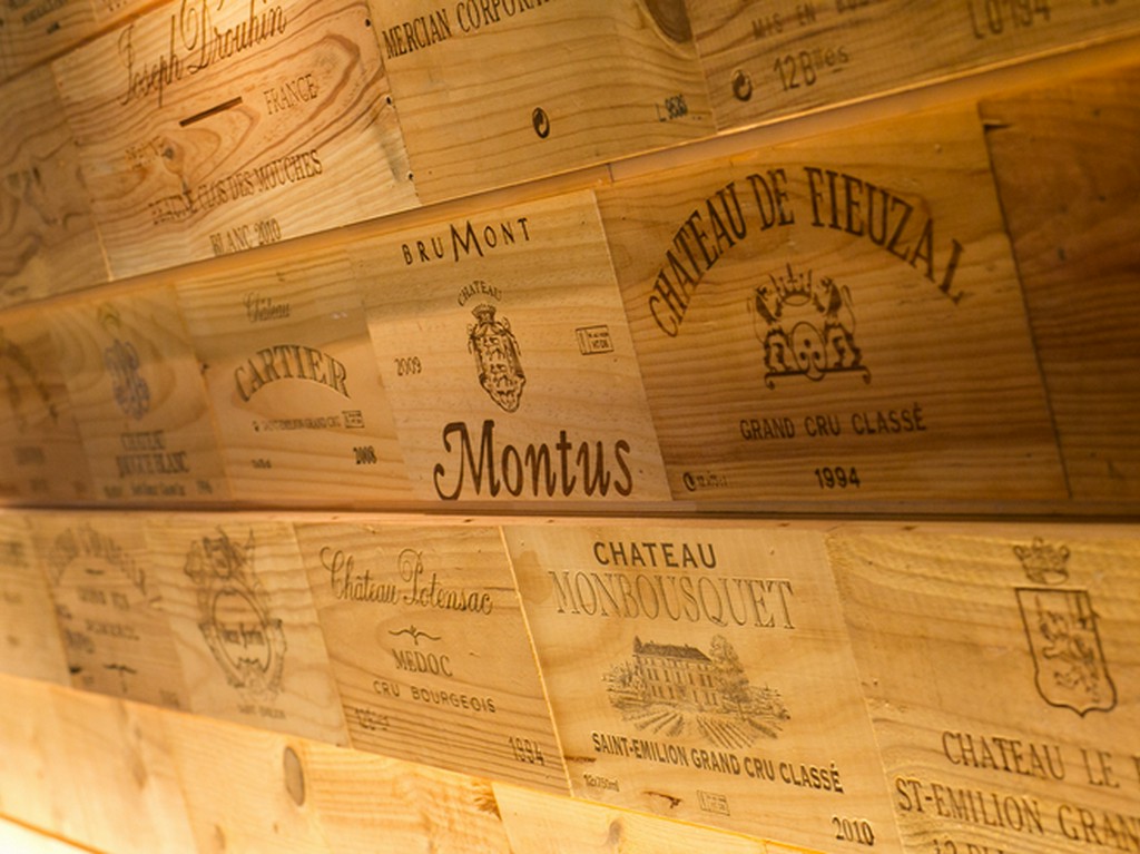 ワインの木箱を使った壁など内装にもこだわっています