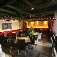 赤いドレープカーテンや、黒い椅子が演出する上質で美しい空間で、こだわりのメニューとワインが楽しめる【ワインラウンジ　Cuvee　ITOU】。大切な仲間とのお祝い事やパーティーで楽しいひと時を過ごせます。