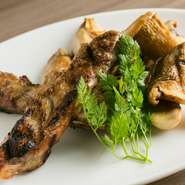 おしゃれな空間でおいしい料理とワインを楽しみながら、大切な人との贅沢な時間を過ごせます。種類の豊富なおいしいワインと素材にこだわった料理、ハイセンスなインテリアで会話も弾みます。