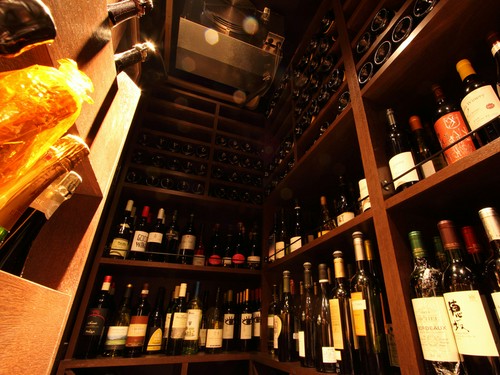店内にある広いワインセラーには、世界各国のワインが1300種