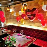 5000円コースではバルーン装飾やテーブル装花も承っております。特別な日を新郎新婦仕様に飾ります。