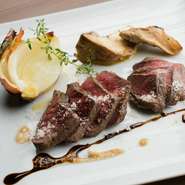 広大な大地で育った十勝牛は、繊維質が細かく柔らかな肉質が特徴。旨みと食感を引き出すよう少し厚めにカットし、丁寧に火を入れています。エクストラバージンオイルと熟成バルサミコ、炭塩を使った自家製ソースで。