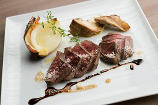 生食も可能な新鮮な肉をレアステーキで『十勝和牛のタリアータ』