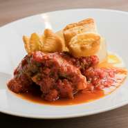 独自の製法で仕込んだ牛肉とイタリア産トマト、完熟トマトを贅沢に使用。フランス産ブルゴーニュのワインをふんだんに使ったソースで72時間じっくり煮こみ、丁寧に仕上げています。その柔らかさに驚かれる逸品です。