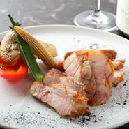 肉類は、国産の中でも厳選したものだけを使用しています。大自然に恵まれた北海道の大地で湧水を飲んで育った湧水豚は、低脂肪、低カロリー、高たんぱく。脂分のしつこさがなく、豚肉のジューシーさが楽しめます。