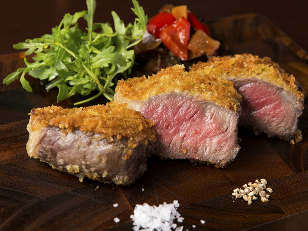 中はレア！　分厚くカットされた『熟成牛のパレルモ風カツレツ』