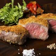 120日熟成の短角牛を使用する店の名物のひとつ。驚くのはその厚み。4～5センチはあろうかという極厚カットで、表面だけを香ばしく焼き上げるので、中はレア。噛みしめるほどに短角牛本来の味わいを楽しめます。