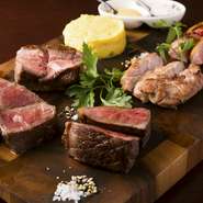 5種類のお肉の炭火焼きステーキ盛り合わせ。【さの萬】の熟成肉に、岩手山形村のランプ肉、リードボー、フランス産仔鴨など、店主セレクトのトータル肉量は、600～700g！　肉の内容は日替りなので、事前に確認を。