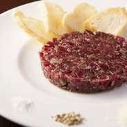 ランプ肉の中でも歯ごたえのあるソトヒラを200～280日熟成。香りも味も強くなった肉の旨味を十二分に楽しめるのがこちら。余計な味付けは極力排除し、エシャロットとケッパー、爽やかなレモン汁が味を引き締めます。