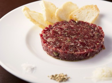 噛むほどに旨味が広がる『200日熟成牛のタルタルステーキ』