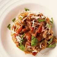 なにかと肉メニューが取り挙げられる【カルネヤ】ですが、実はパスタや前菜も本場イタリア仕込み。自家製サルシッチャでつくるポモドーロは、トマトの酸味が絶妙。締めにオーダーする人も多い人気メニューです。