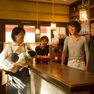 オーナーシェフの高山いさ己さんと、マネージャーの塚本大輔さんを中心に、抜群のチームワークで店を切り盛りする同店。その日の気分や好みを伝えれば、最良の料理とそれに合わせるワインを提案してくれます。