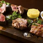 熟成牛も一緒に堪能できるCARNEYAオールスターズです。5種類の肉を食べ比べでき、3～4人前の大ボリューム。