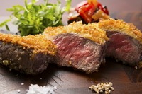 時の恩恵を一身に受けた当店自慢の熟成牛の厚切りカツレツです。180g：4800円／＋50g毎1200円