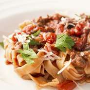 自家製サルシッチャの食感とコクをトマトスースで包み、手製の卵麺を絡めます。締めのパスタとして人気。