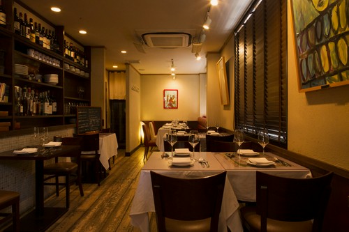 ウッディな色調でまとめられた店内