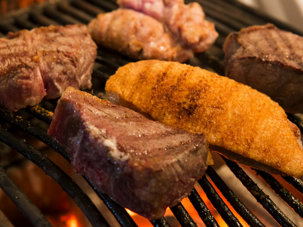 肉料理の肝は、炭火焼き！