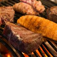 肉好きを虜にする要因のひとつが炭火焼きの技術の高さ。肉や部位ごとに絶妙な火入れで楽しませてくれます。