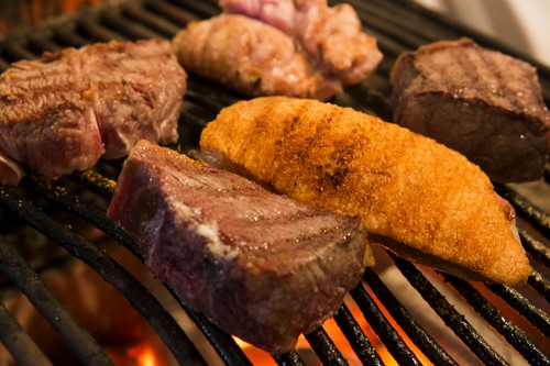 肉料理の肝は、炭火焼き！