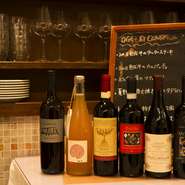 ワインは料理との相性や飲みやすさを重視。ボトル4000円～で好みを伝えれば最良の一杯を提案してくれます。