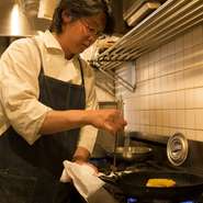 厨房を仕切るシェフの高山さん。熟成肉の名店【中勢以】のアドバイスで開眼し、今やかなりの熟成肉マニア！