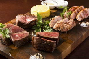 肉三昧を堪能できる名物！『スーパーCARNEYAオールスターズ』