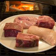 「肉それぞれの個性を引き出したい。さらにそれを官能的に食べて欲しい」と高山さん。200日以上熟成させる熟成肉もあれば、フレッシュな乳飲み仔羊を炭火焼きにするなど、肉の個性を引き出す調理が自慢です。